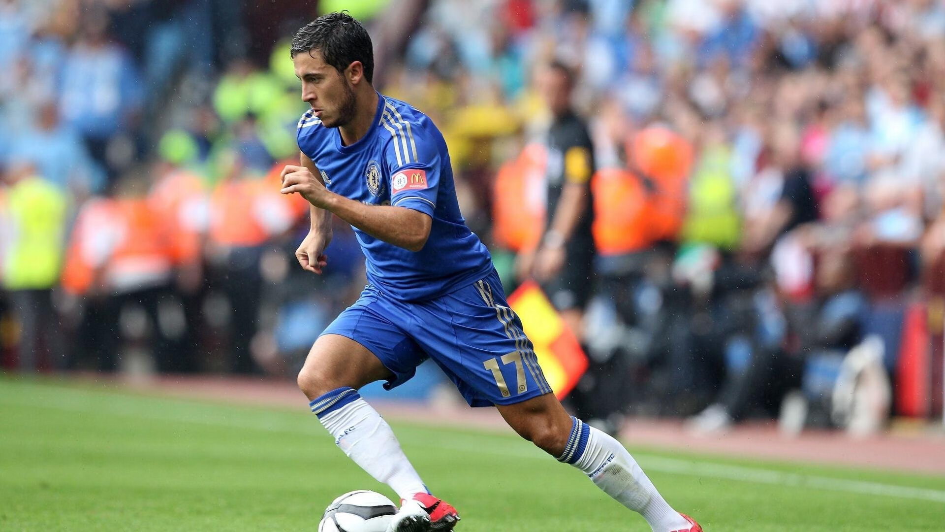 “高新体育中心：羽毛球选手超常发挥，技术与力量的较量”